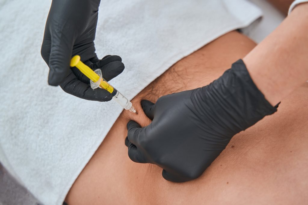 doctor performing a SI joint injection